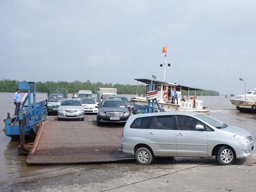 Du lịch luộm thuộm ngay từ bến phà